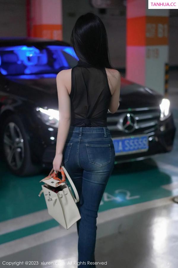   [XiuRen]高清写真图 2023.12.22 No.7853 谭小灵 牛仔裤美腿第2张图片